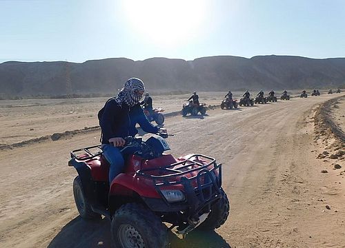 Quad Tour durch die Wüste, Beduinendorf & BBQ Abendessen von Safaga