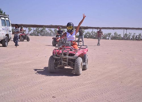 Quad Tour durch die Wüste, Beduinendorf & BBQ Abendessen ab Hurghada