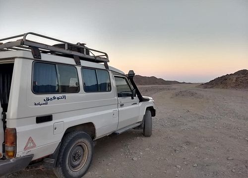 Jeep Safari von El Gouna inkl. Kamelreiten und Besuch eines Beduinendorfs