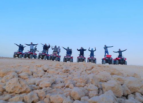 Quad Tour durch die Wüste, Beduinendorf & BBQ Abendessen von Sahl Hasheesh