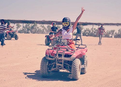 Quad Tour durch die Wüste, Beduinendorf & BBQ Abendessen von El Gouna